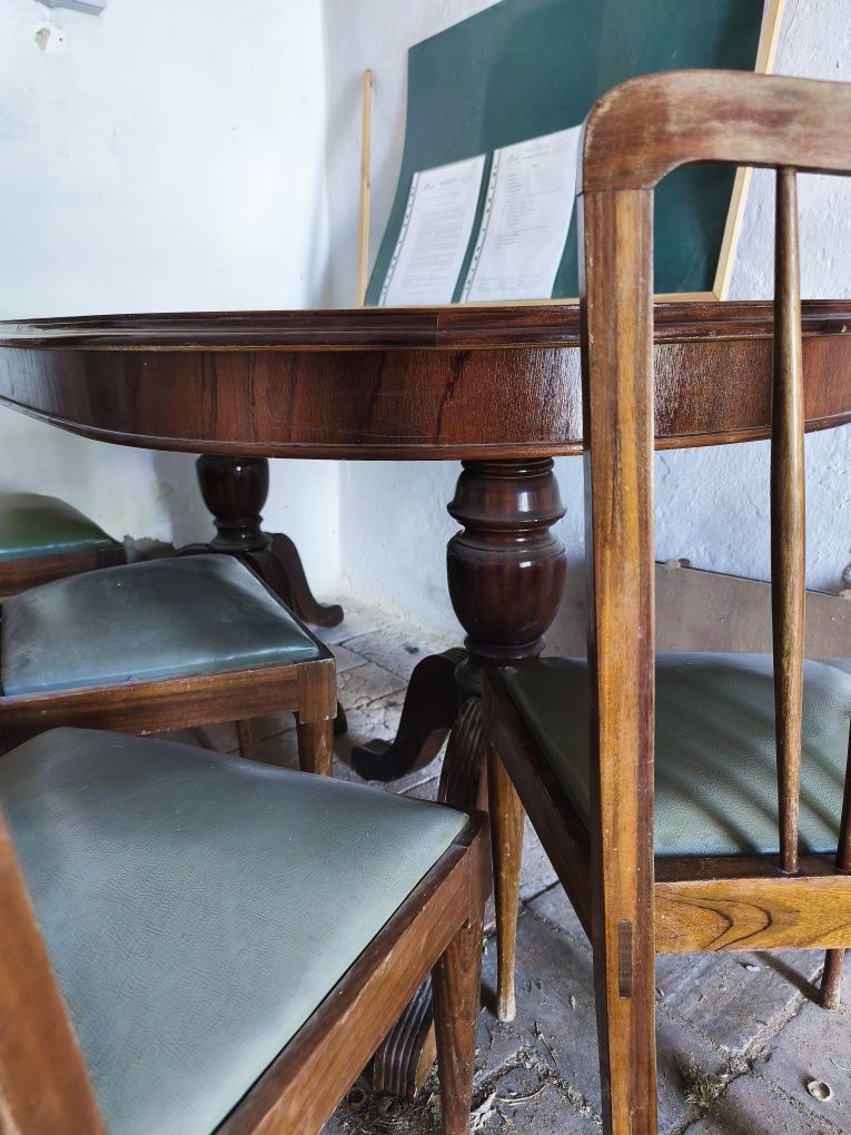 Mesa de jantar em madeira e 4 cadeiras