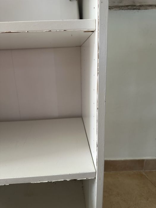 Estante IKEA com porta