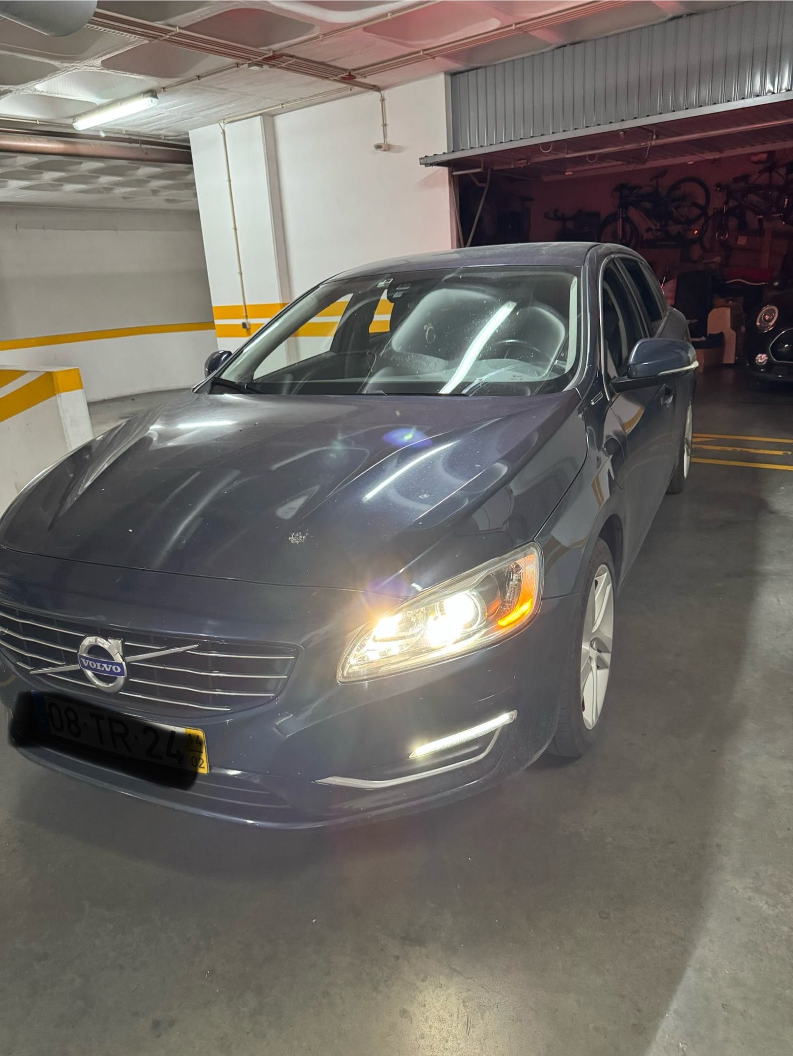 Volvo V60
 Híbrido Plug-in 251000km 2.4 D / 286cv 2014 Importado