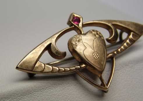 Secesja broszka serce rubinowy kamień srebro złocone.