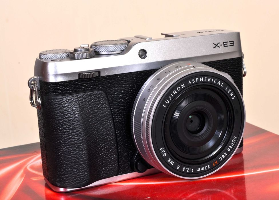 Fuji X-E3 + Flash EF-X8, como novo + XF 23mm F: 2.8 WR novo.