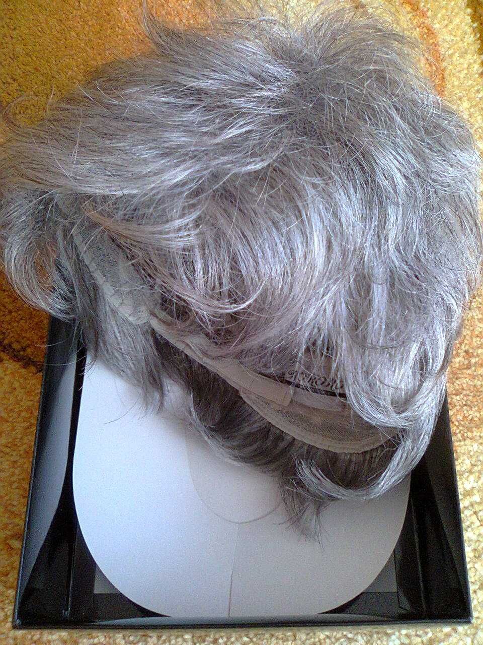NOWA Peruka damska klasyczna włosy krótkie syntetyczne srebrno-szara
