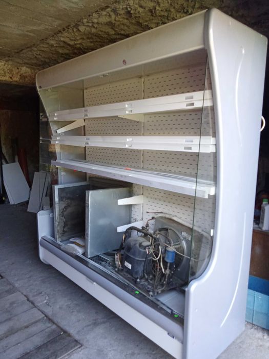 Witryna chłodnicza z zewnętrznym agregatem.