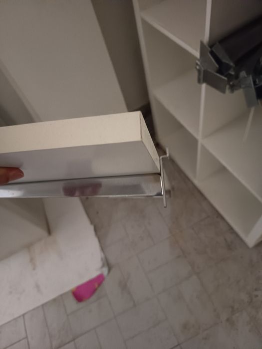 Prateleiras em madeira com suporte para multirégua