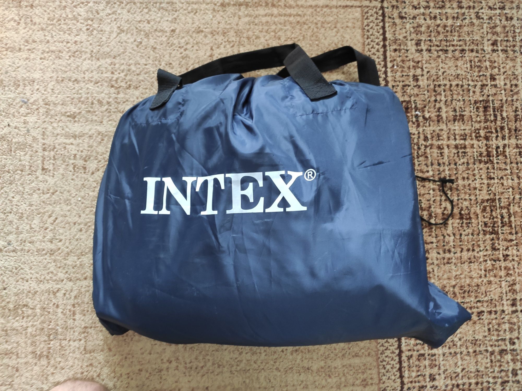 Materac INTEX z wbudowaną pompką