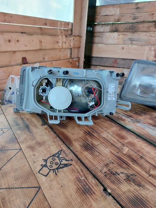 Нові передні фари на мерседес w201 190E