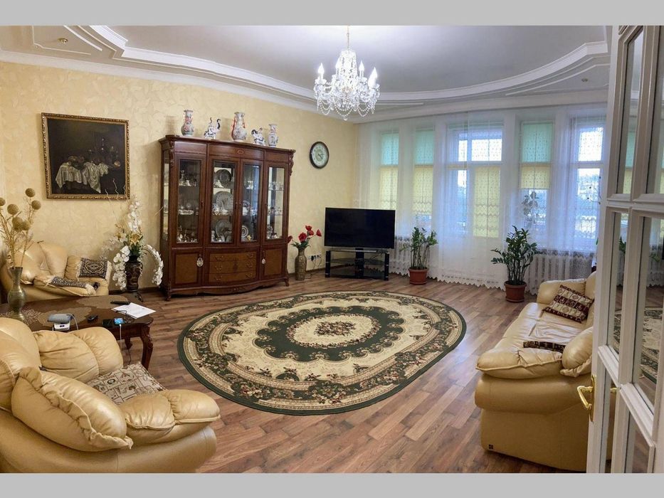 Продам 4-кімнатну квартиру в історичному центрі міста