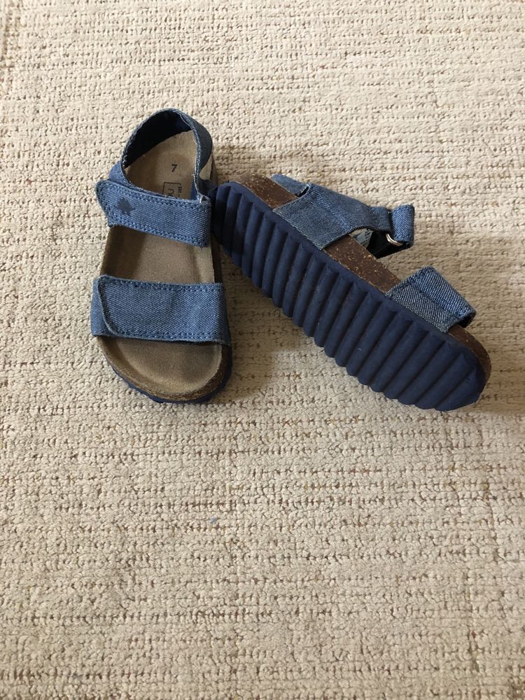 Sandalias de menina