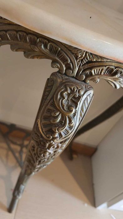 Aparador lateral pés em ferro e tampo mármore