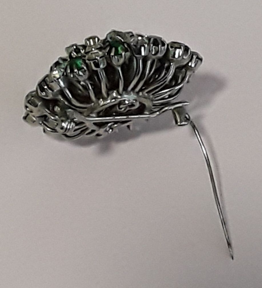 Alfinete / Pregadeira / Broche verde esmeralda e branco, antigo