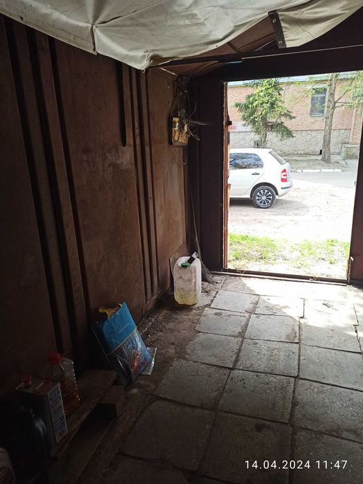 Гараж металевий розборний перекритий профільним листом