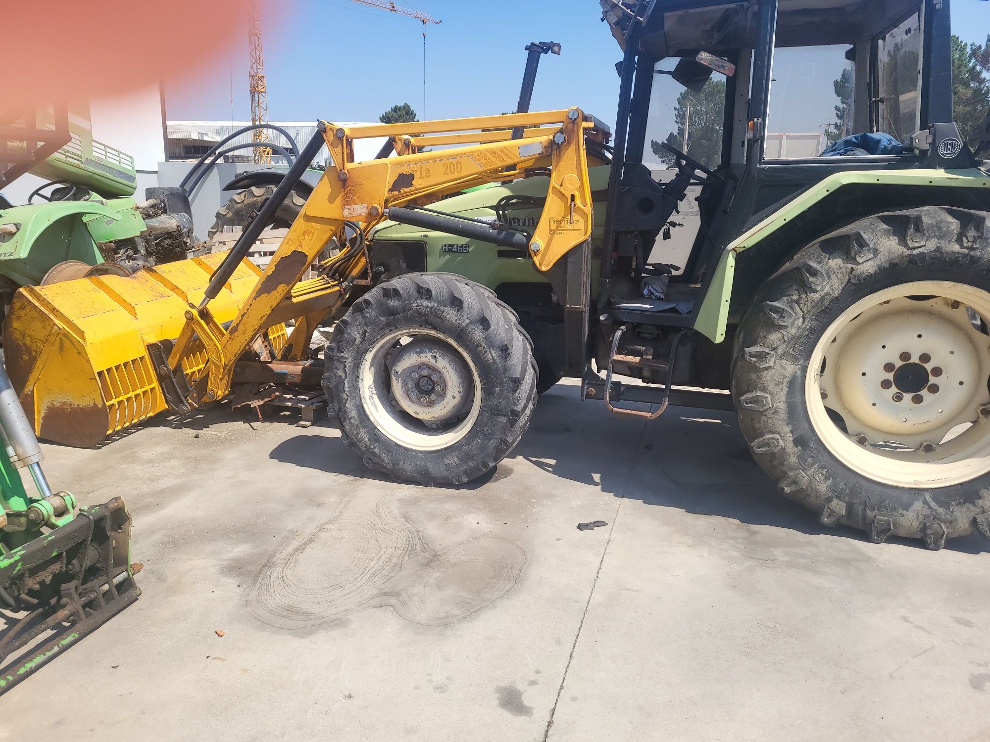 Trator com carregador