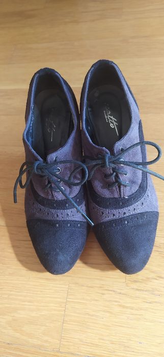 Sapatos em pele pretos e outros em Nobuk preto com  cinza