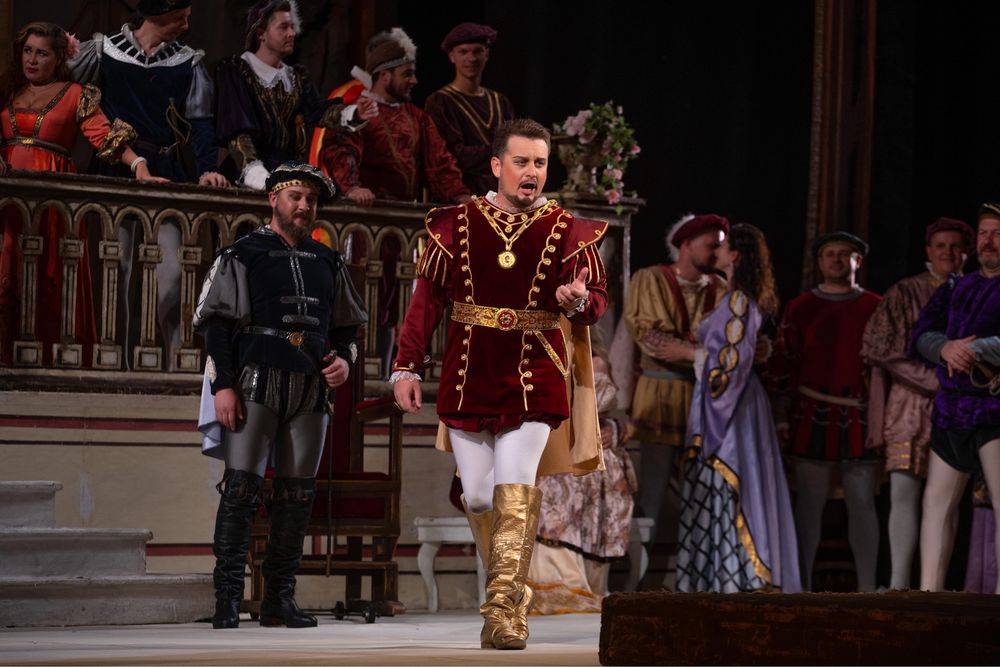 Уроки з академічного вокалу офлайн та онлайн