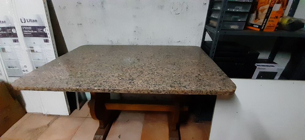 Mesa de cozinha em bom estado