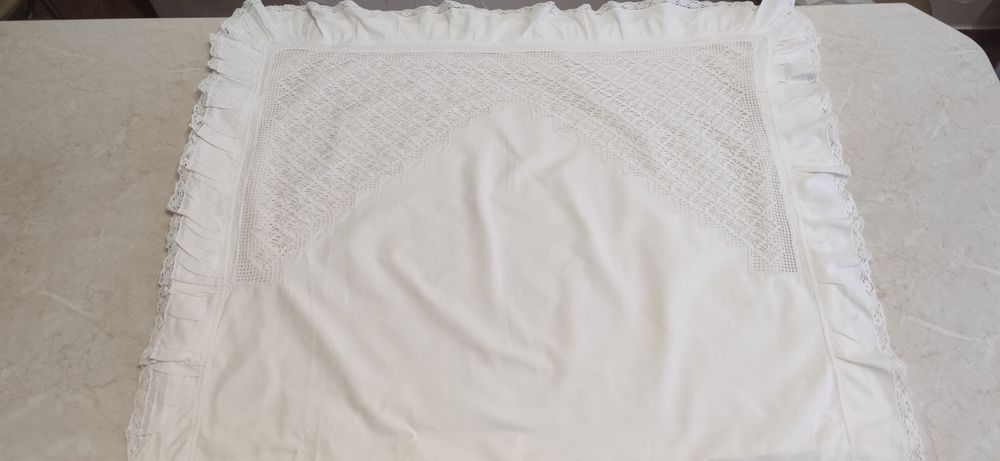 Poszwy na poduszki białe haftowane