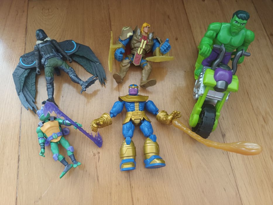 Conjunto de figuras de super heróis