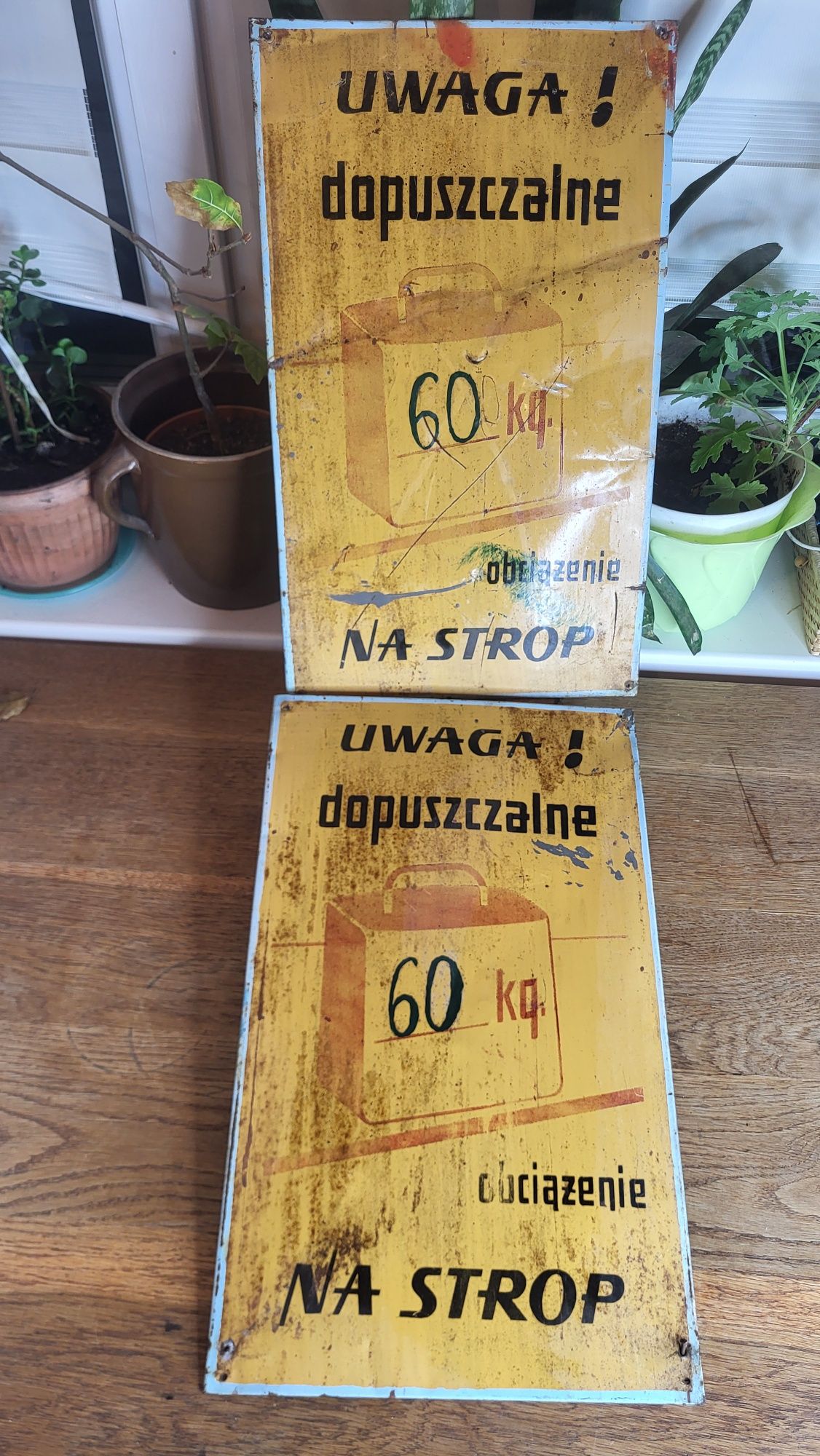 Stare metalowe tablice ostrzegawcze