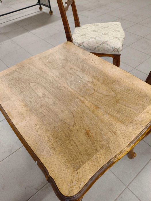 Stolik drewniany z krzesłami