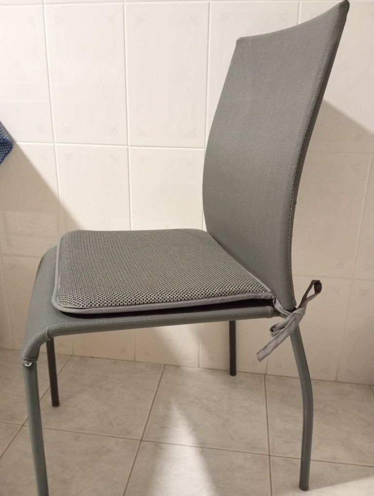 4 cadeiras cinzas em tecido