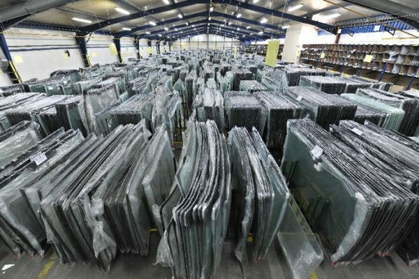 Стекло лобовое  встановлення ремонт трищін .