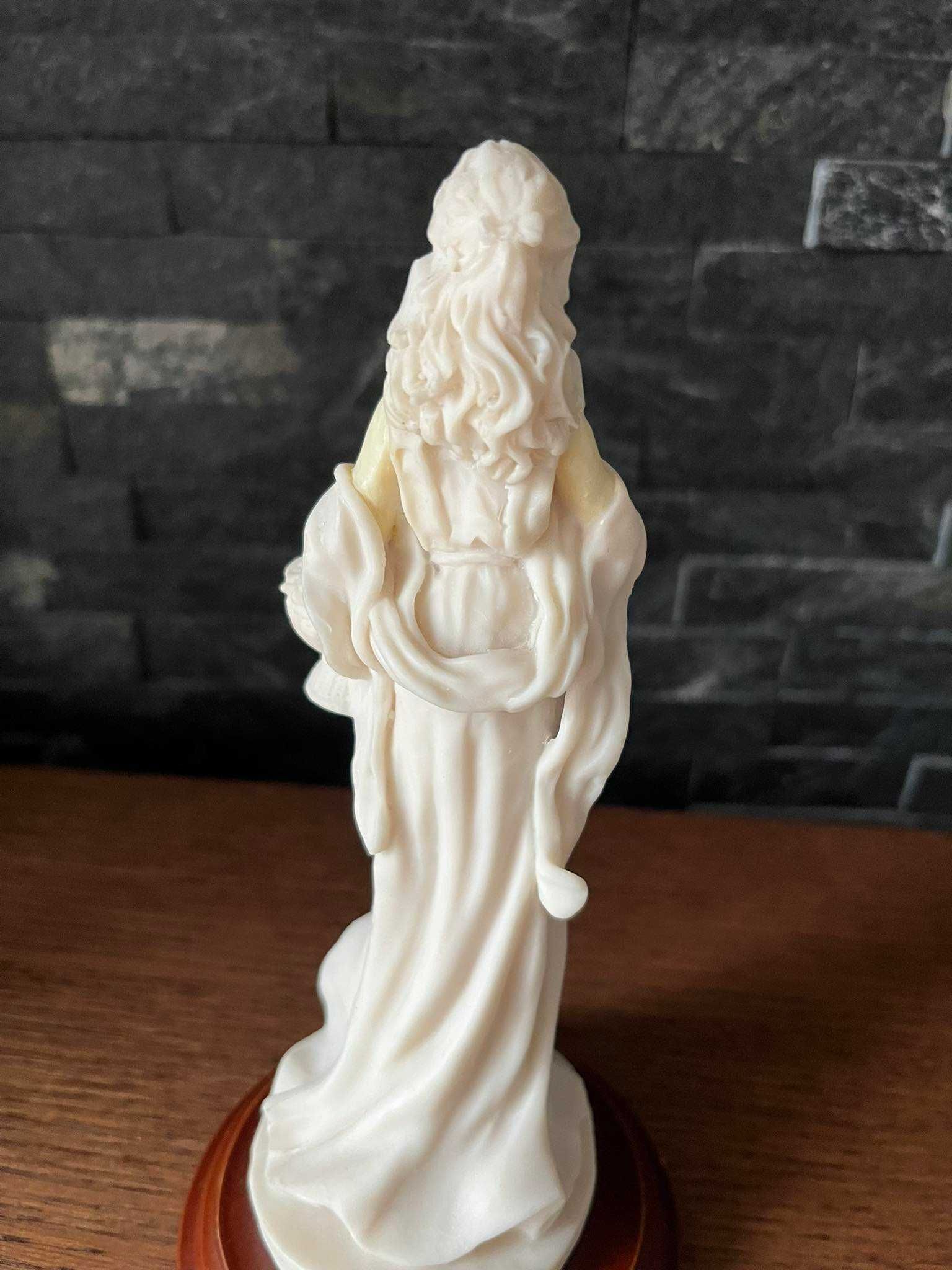 Dama z koszem figurka alabaster