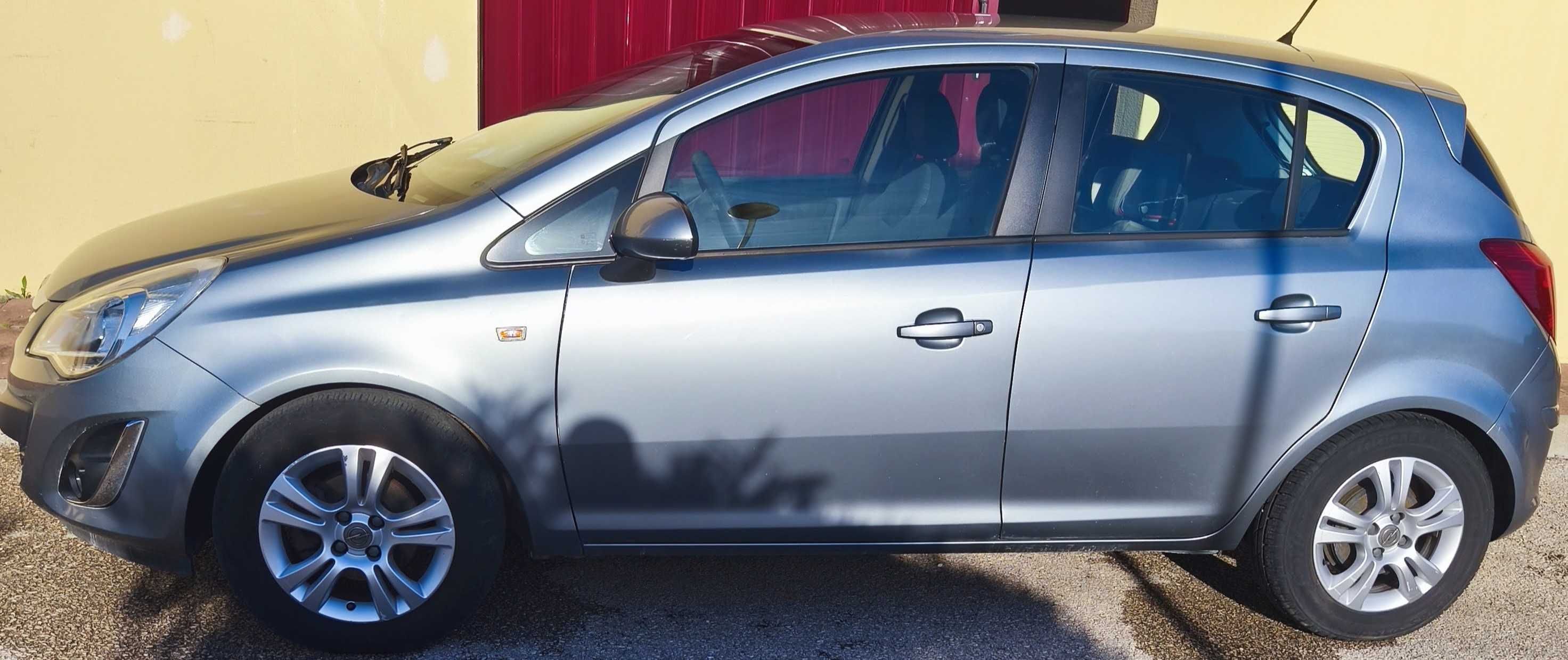 Opel Corsa Enjoy 1.2, com 85 cv, com pouco Kms efetuados.