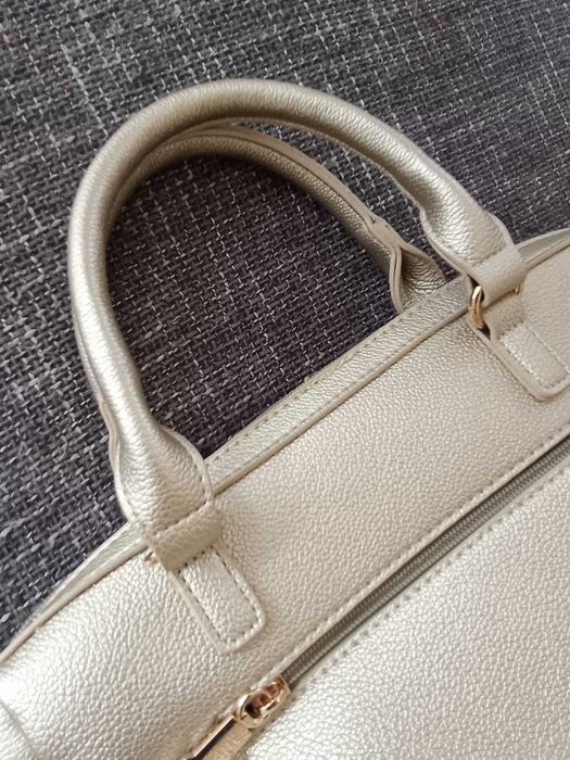 Mala de senhora dourada