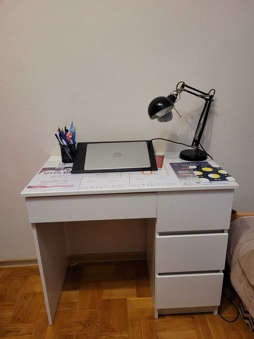 Białe biurko- Black red white