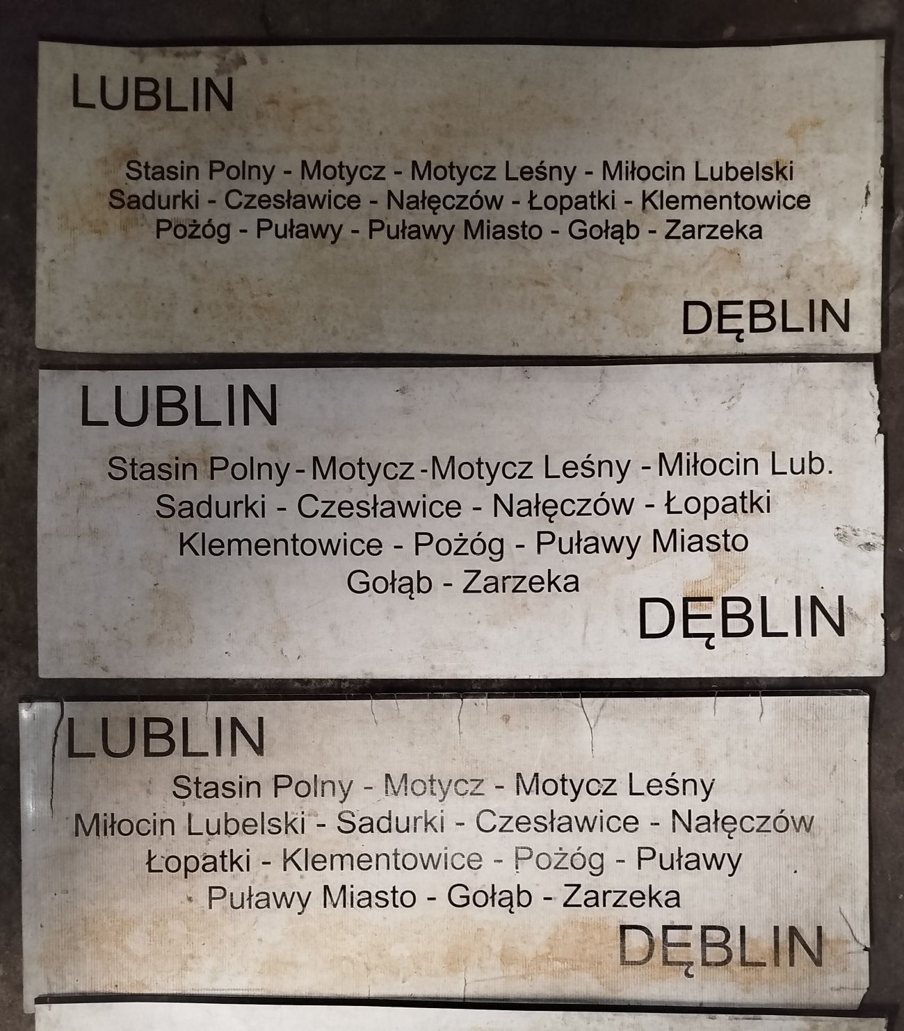 Stare tablice kierunkowe magnetyczne.
