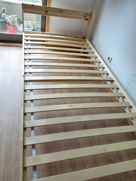 Cama solteiro de pinho impecável