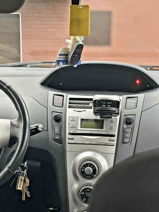 Toyota Yaris 1.0 KAT Benzyna 2006r przebieg 193 tyś 5-drzwi