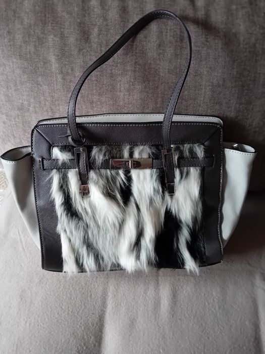 Torebka z przodu z futerkiem