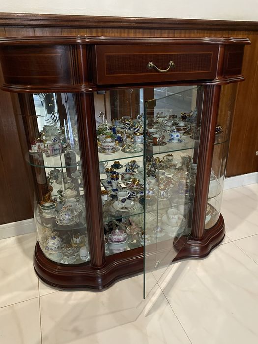 Móvel em madeira e vidro c/ arrumação