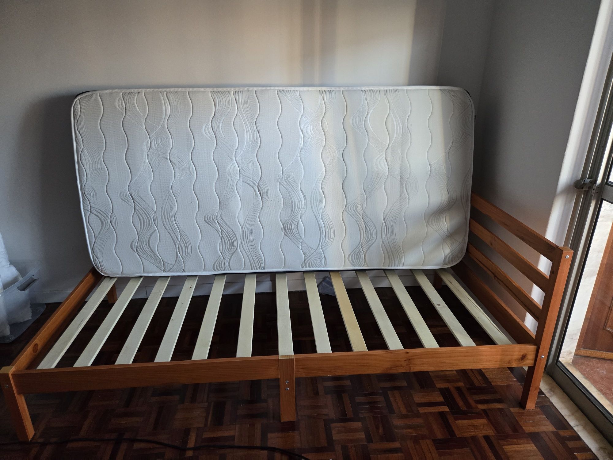 Cama de solteiro e colchão