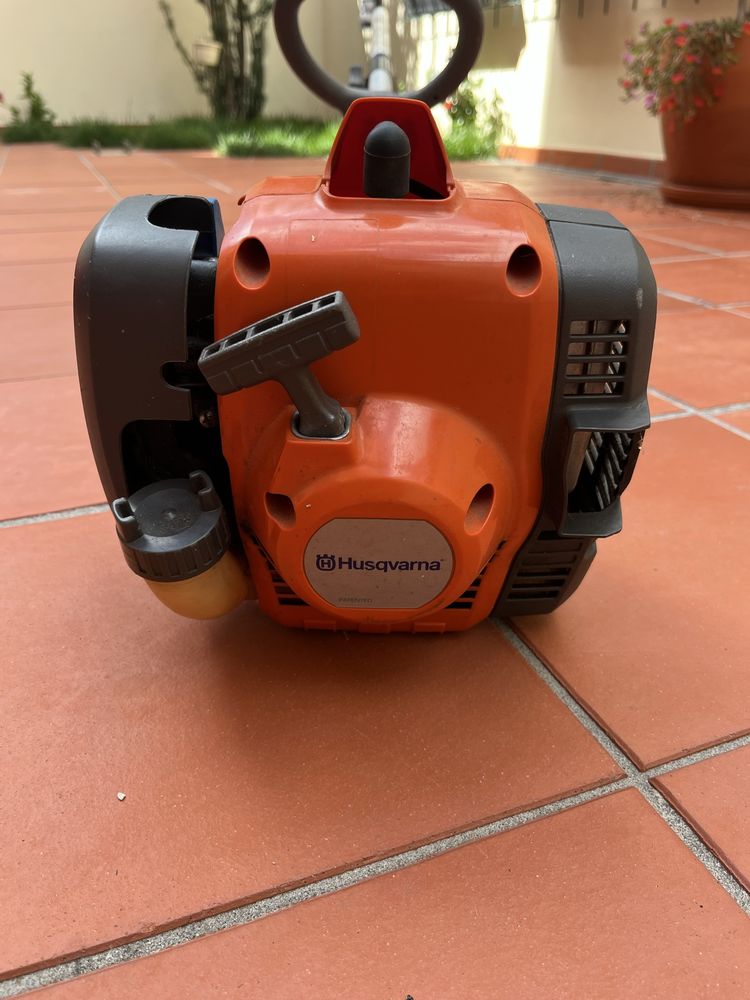 Aparador relva Husqvarna 122 C