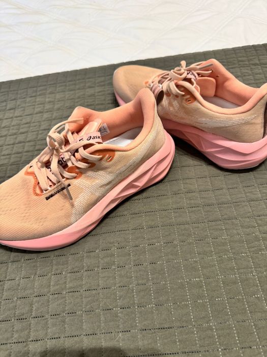 Tenis Asics Novablast 5 - Semi Novo