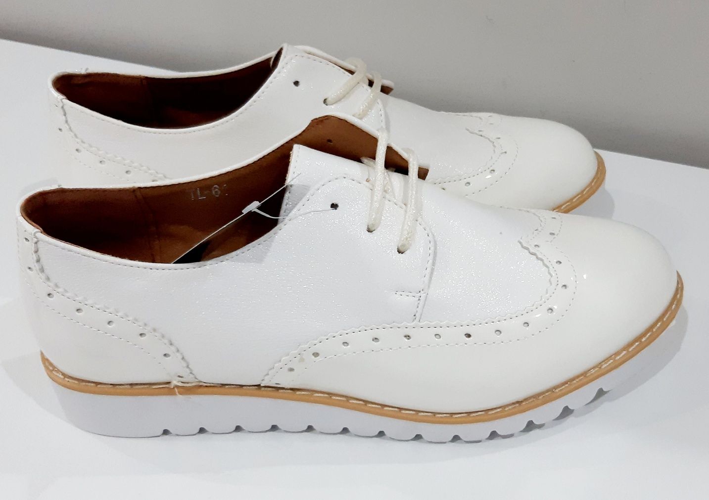 Rozmiar 37 | Stan nowy | Stylowe białe półbuty Lucky Shoes
