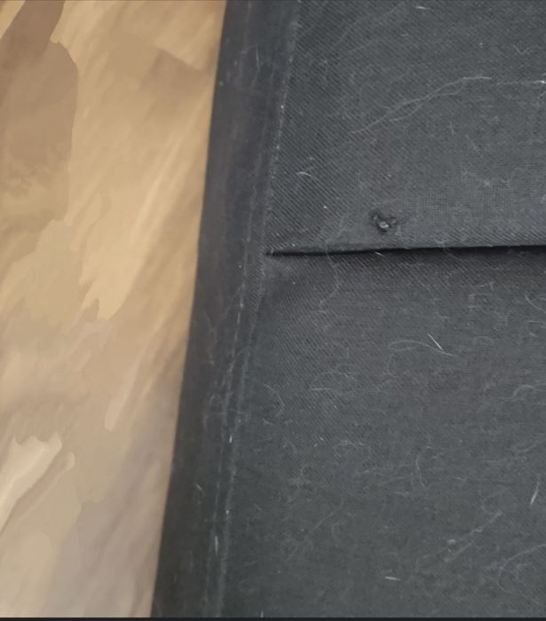 Czarny szezlong z poduszką pod głowę