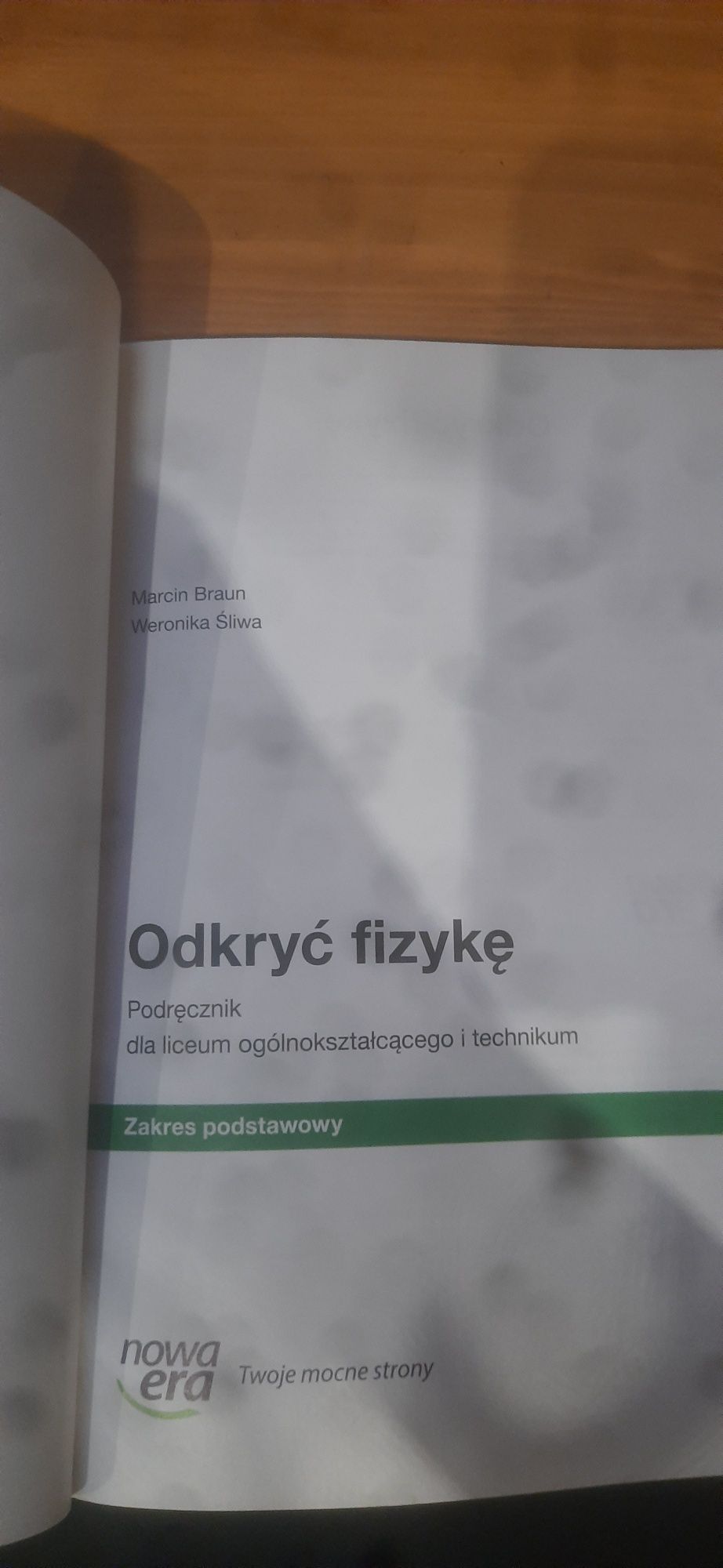 Sprzedam książkę od fizyki do drugiej kl technikum