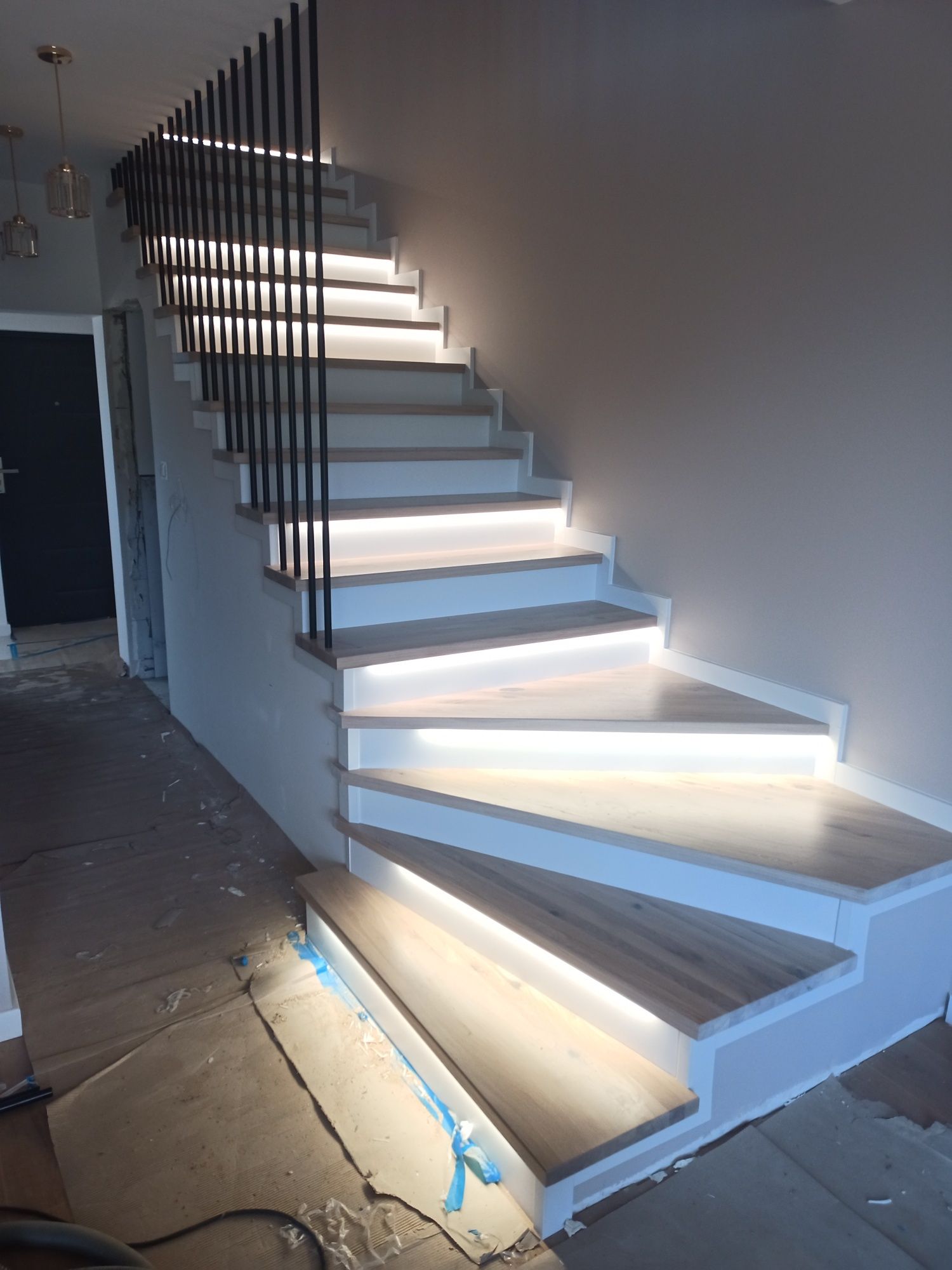 Schody na beton, samonośne, dywanowe, stalowe Loft dębowe