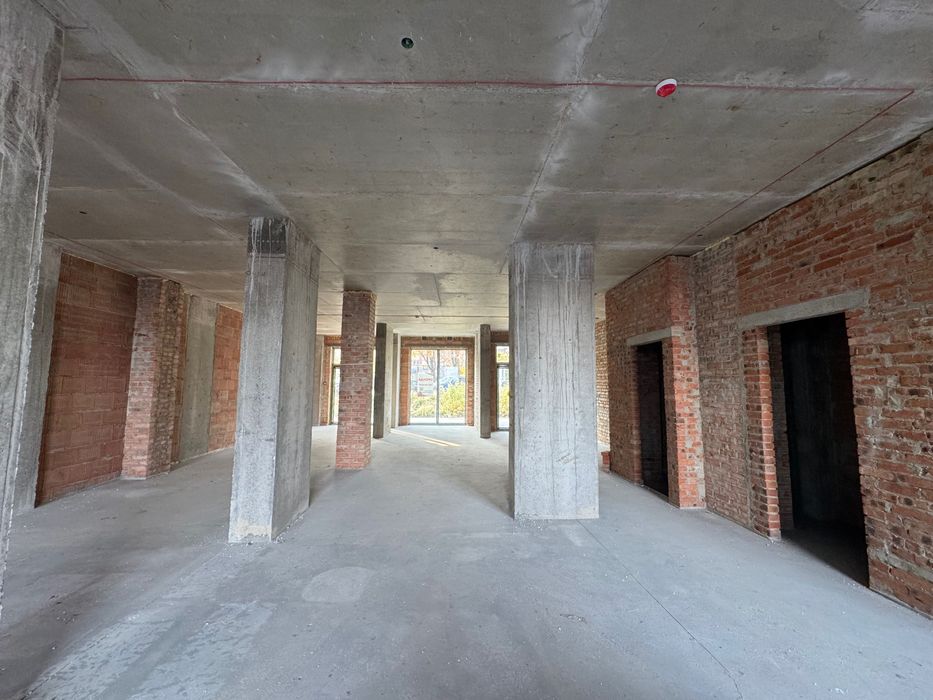 Продаж фасадного приміщення в новобудові