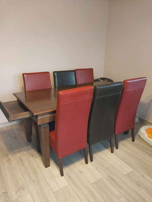 Stół drewniany z krzesłami