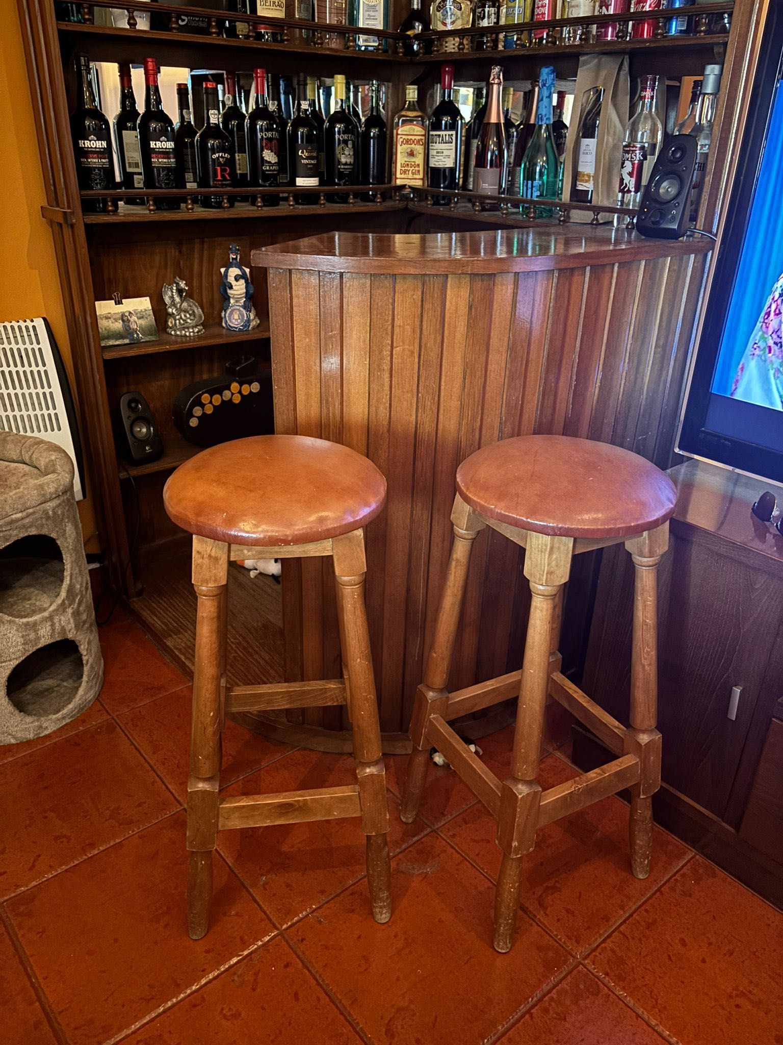 Bar de canto em madeira com iluminação + 2 bancos