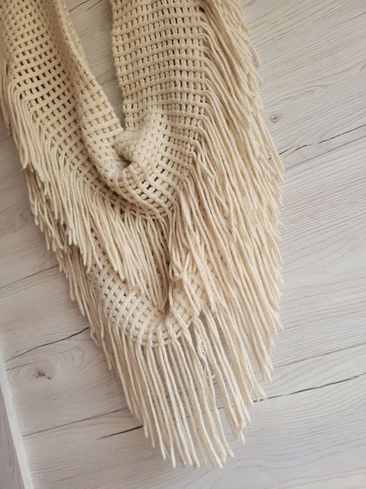 Śliczny komin szal z licznymi frędzlami