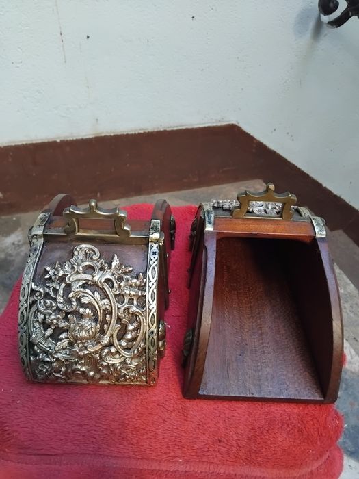 Par de estribos em madeira e bronze