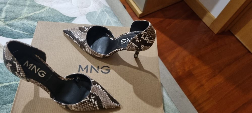 Sapatos pele de cobra castanhos e beged