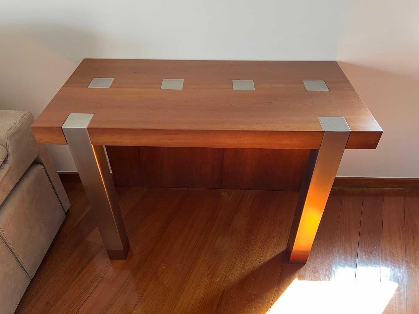 Mesa e cadeiras em madeira de cerejeira
