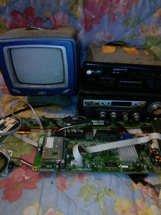 Продам телевизор, автомагнитолу и платы на запчасти, цена за все