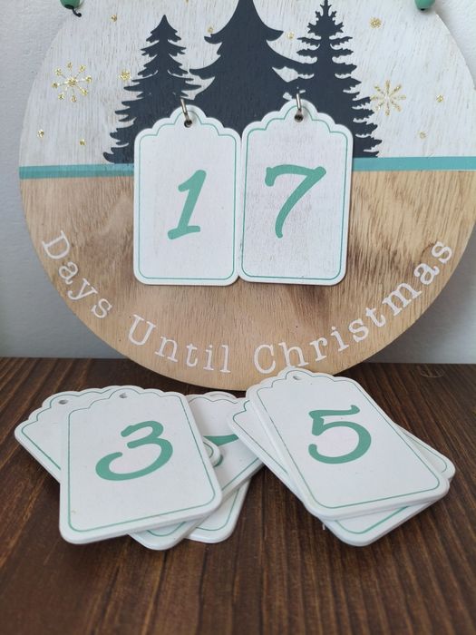 Drewniana tablica odliczanie dni do świąt.